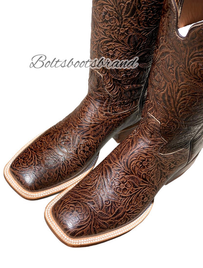 🧳Beautiful engraved leather boots