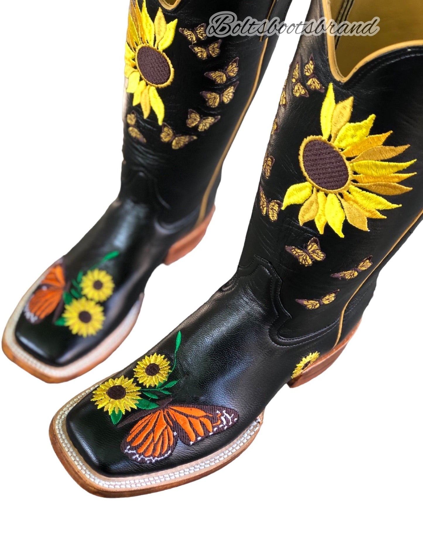 Sunflower butterflies 🧚🏽‍♂️🌻 embroidery design