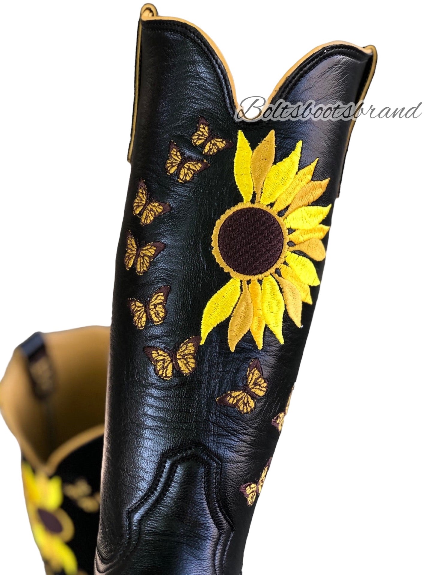 Sunflower butterflies 🧚🏽‍♂️🌻 embroidery design