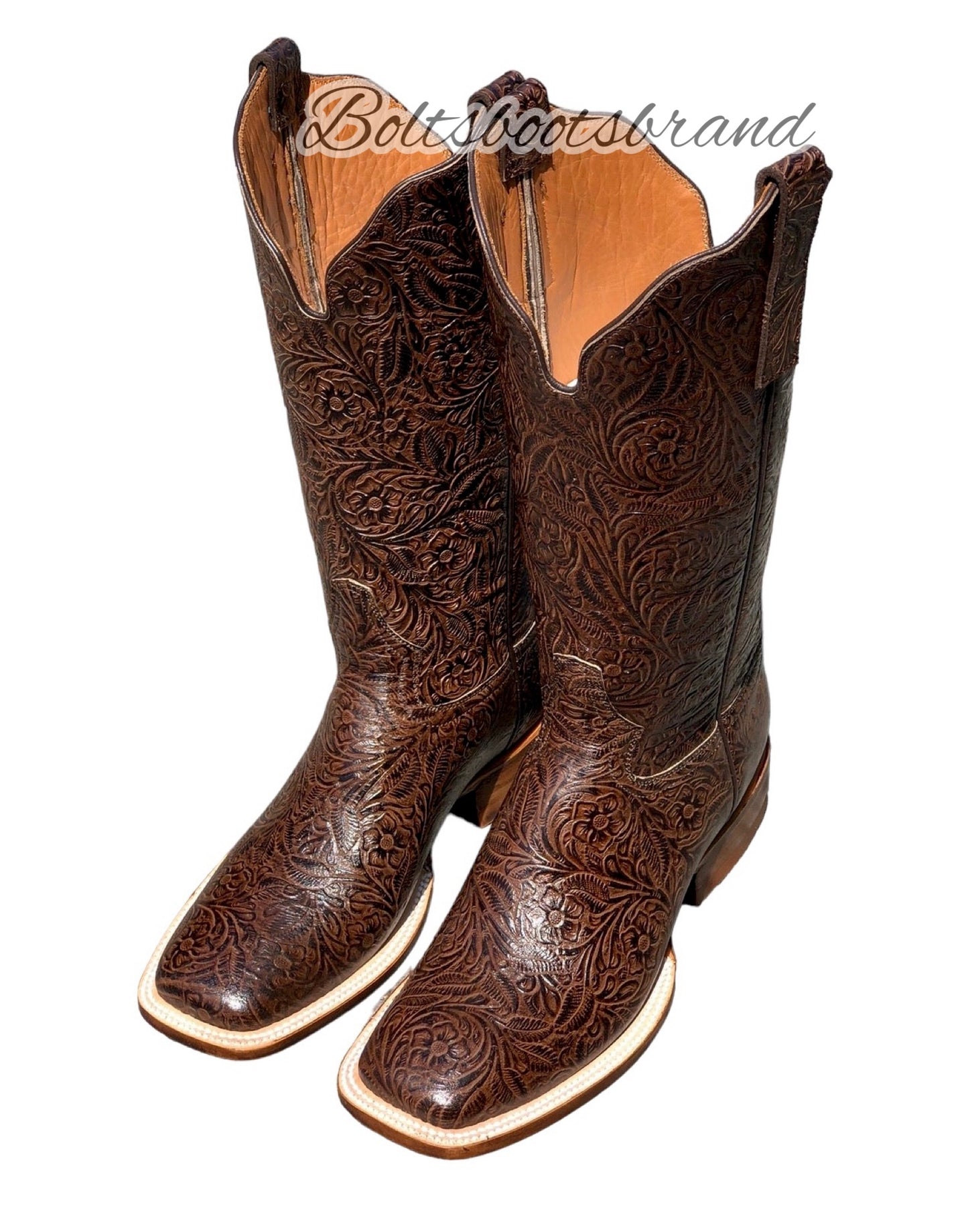🧳Beautiful engraved leather boots